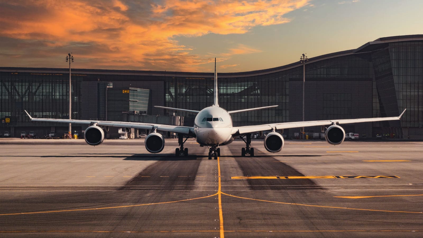 Avião em uma pista de aeroporto durante o pôr do sol, ilustrando o passe livre em transporte aéreo para pessoas com deficiência.