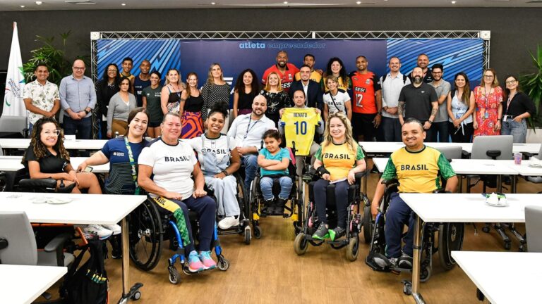 Grupo de pessoas no evento de lançamento do Atleta Cidadão do CPB e Sebrae-SP.