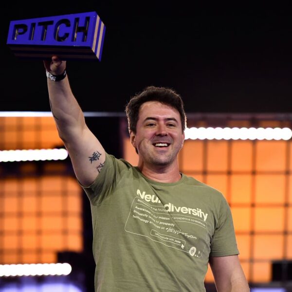 Ronaldo Cohin, CEO da startup Jade Autism segurando uma placa azul com a palavra ‘PITCH’.
