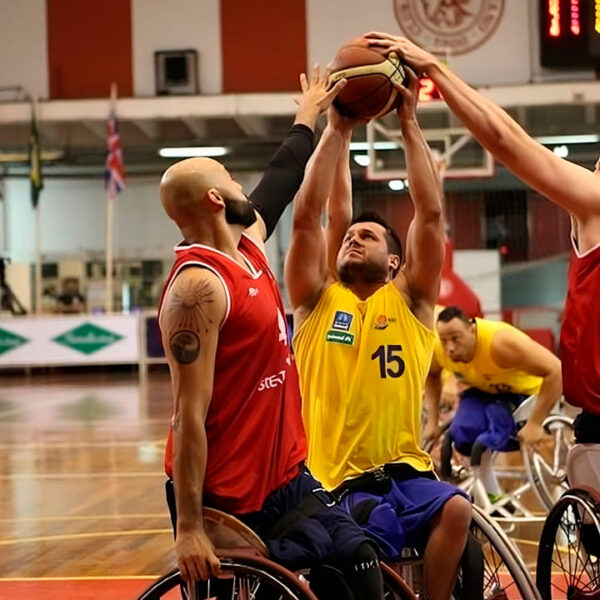 Jogadores de basquete em cadeira de rodas competindo por uma bola, projeto apoiado pela Lei de Incentivo ao Esporte.