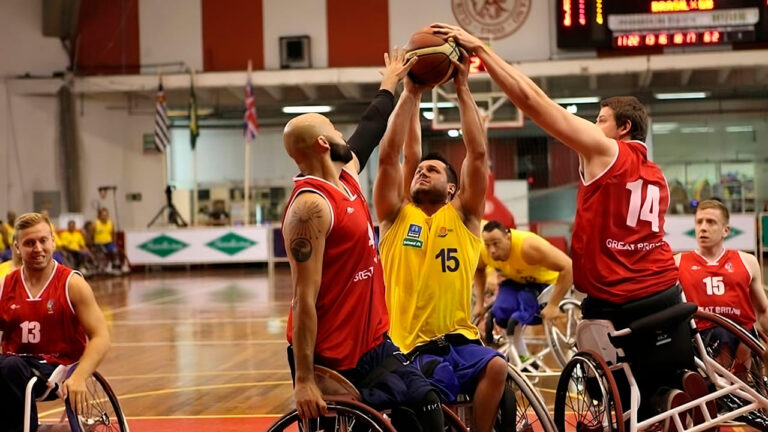 Jogadores de basquete em cadeira de rodas competindo por uma bola, projeto apoiado pela Lei de Incentivo ao Esporte.