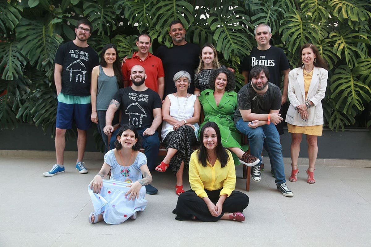 Moradores e equipe do projeto Moradia Independente reunidos ao ar livre.