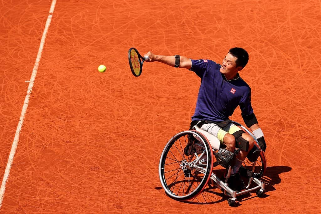O japonês Shingo Kunieda, jogador de tênis em cadeira de rodas na quadra.
