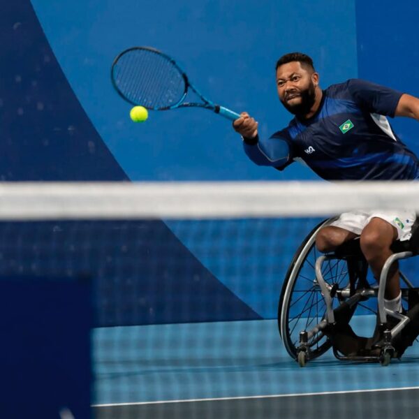 Daniel Rodrigues, atleta que estará entre as estrelas do tênis em cadeira de rodas no Rio Open 2024, em ação durante uma partida.