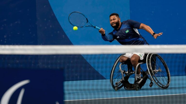 Daniel Rodrigues, atleta que estará entre as estrelas do tênis em cadeira de rodas no Rio Open 2024, em ação durante uma partida.