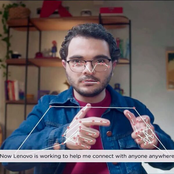 Pessoa utilizando tecnologia de IA da Lenovo e CEZAR, um tradutor simultâneo de Libras, finalista da SXSW 2024.