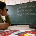 Escassez de material didático em braille prejudica educação inclusiva no Brasil