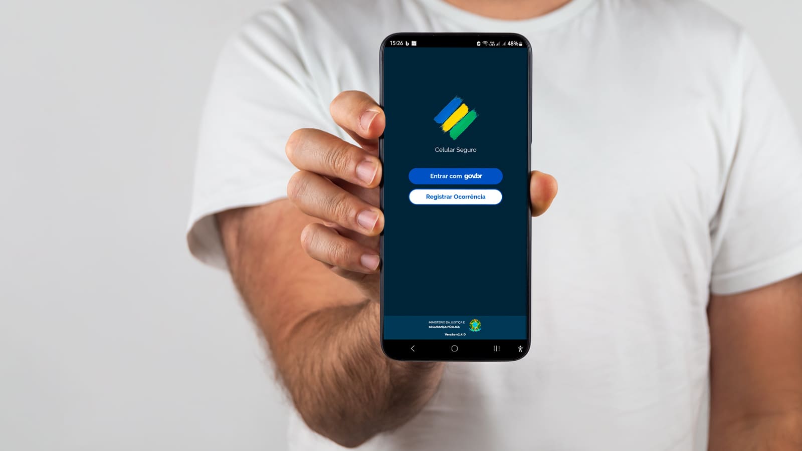 Mão segurando um smartphone que mostra o aplicativo Celular Seguro aberto, mostrando opções para entrar com o Google e registrar ocorrência.