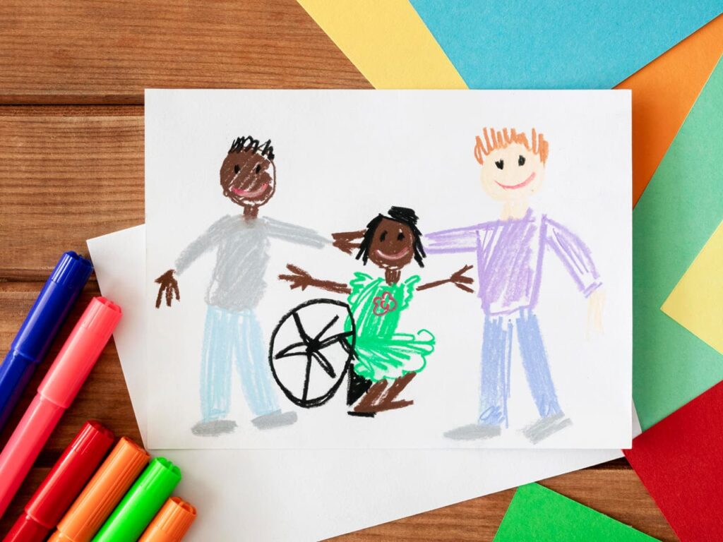 Desenho de crianças segurando as mãos, uma delas em uma cadeira de rodas.