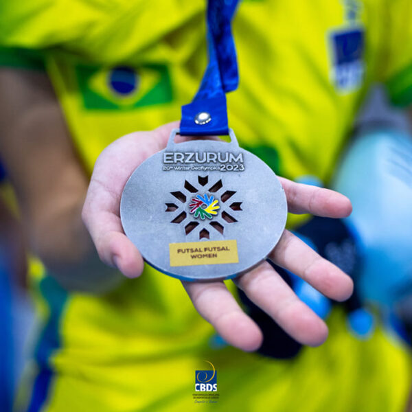Jogadora de futsal feminino da seleção brasileira com medalha de prata da 20ª Surdolimpíadas de Inverno.