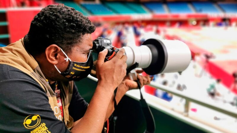 João Maia: Fotógrafo cego brasileiro leva exposição a Paris em abril de 2024