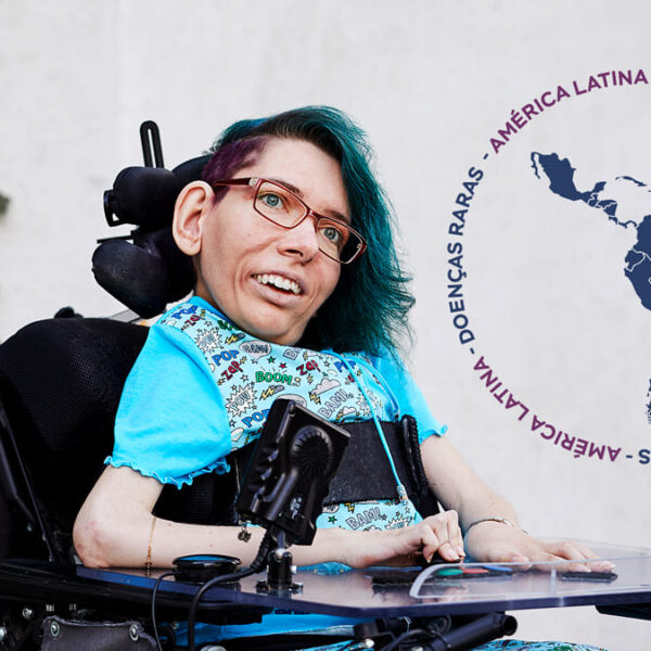 Pessoa em cadeira de rodas com mapa da América Latina ao fundo e texto ‘Doenças Raras na América Latina