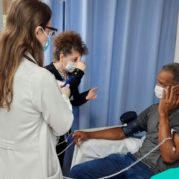 Intérprete de Libras Valéria Toniolo atendendo paciente surdo no Instituto do Coração, do complexo HCFMUSP.