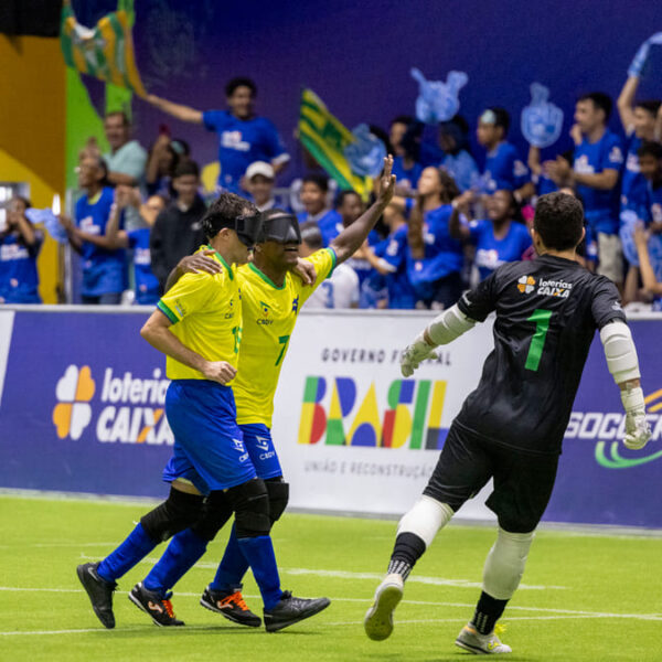 Ricardinho e Jefinho no jogo de Futebol de Cegos entre Brasil e França, durante anúncio da Expo Brasil Paralímpico na Reatech 2024. (Foto: Alessandra Cabral/CPB)