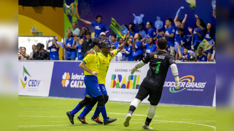 Ricardinho e Jefinho no jogo de Futebol de Cegos entre Brasil e França, durante anúncio da Expo Brasil Paralímpico na Reatech 2024. (Foto: Alessandra Cabral/CPB)