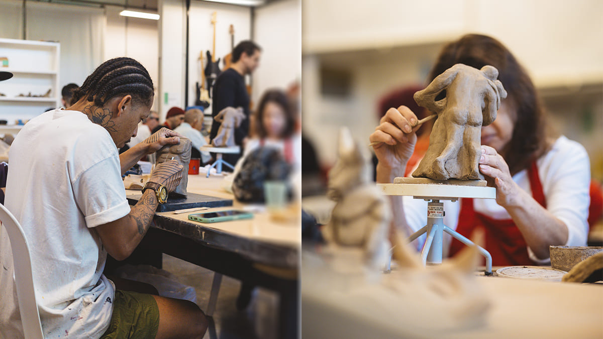 Pessoas esculpindo figuras em argila durante uma aula de escultura, durante curso Igual Diferente, do MAM Educativo.