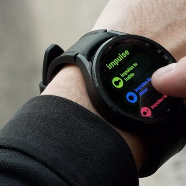 Relógio inteligente com a tela exibindo o app da Samsung para pessoas gagas, com o nome Impulse, e um dedo interagindo com a tela.