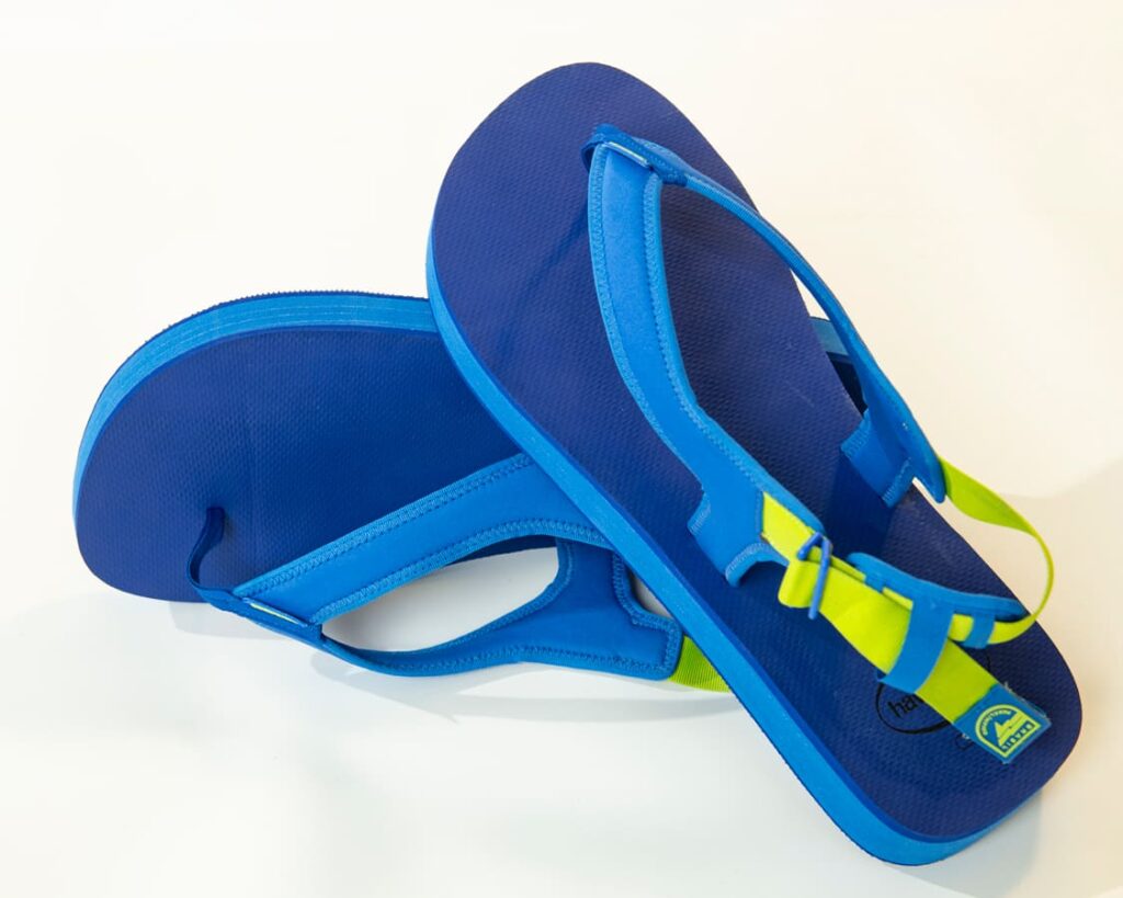 Par de sandálias Havaianas na cor azul, com detalhes em verde, desenhadas em parceria com o Comitê Paralímpico Brasileiro.