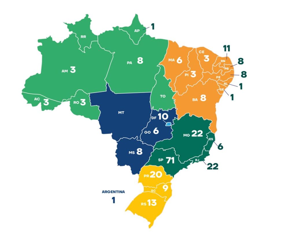 Mapa do Brasil com o número de atletas nos Jogos Paralímpicos de Paris 2024, divididos por estado, com destaque para São Paulo (71), Rio de Janeiro (22) e Paraná (20).