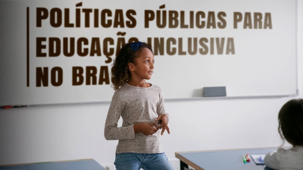 Menina apresentando em sala de aula com o texto "Políticas públicas para educação inclusiva no Brasil" no quadro.