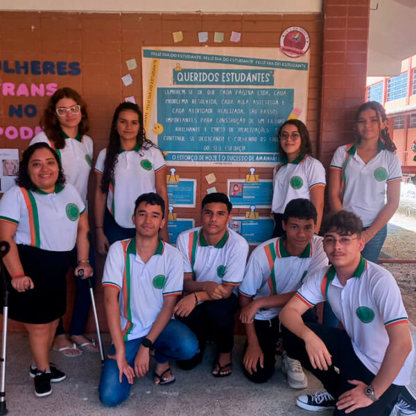 Grupo de estudantes em frente a um mural escolar, autores de um projeto de empoderamento de mulheres com deficiência, representando Paramoti no Ceará Científico 2024.