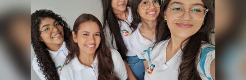 Estudantes mulheres criam óculos inteligentes para pessoas com deficiência visual