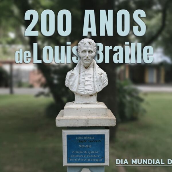 Busto de Louis Braille em um pedestal com uma placa azul, em um jardim arborizado, com o texto "200 anos de Louis Braille" e "Dia Mundial do Braille 2025".