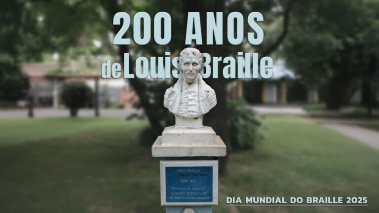 Busto de Louis Braille em um pedestal com uma placa azul, em um jardim arborizado, com o texto "200 anos de Louis Braille" e "Dia Mundial do Braille 2025".