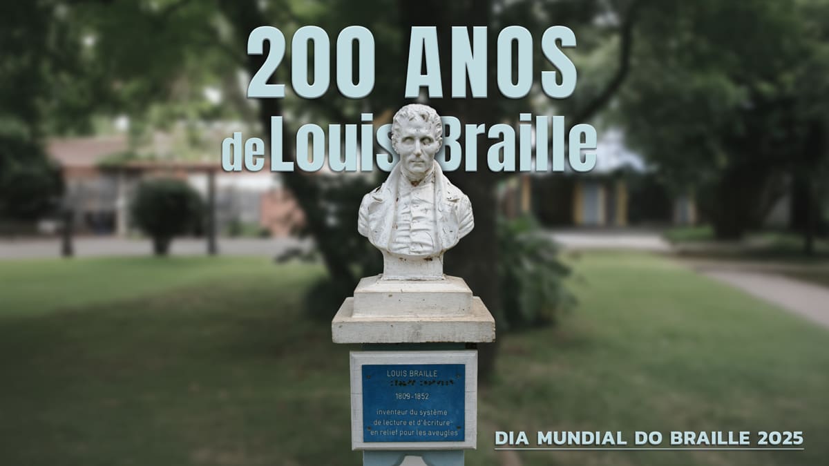 Busto de Louis Braille em um pedestal com uma placa azul, em um jardim arborizado, com o texto "200 anos de Louis Braille" e "Dia Mundial do Braille 2025".