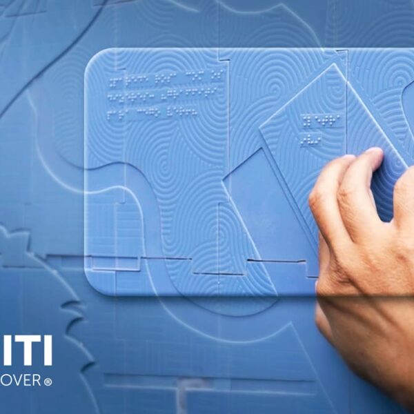 Mão tocando um mural azul com relevo em braille e formas geométricas, representando acessibilidade para pessoas com deficiência visual. O nome do projeto Graffiti Pra Cego Ver aparece no canto inferior esquerdo.