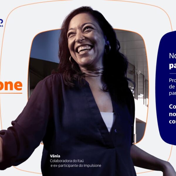 Mulher sorridente com braço amputado veste blusa preta e brincos grandes. Ao fundo, um ambiente corporativo. Texto promocional do programa Impulsione Formação Comercial do Itaú para pessoas com deficiência no mercado financeiro.