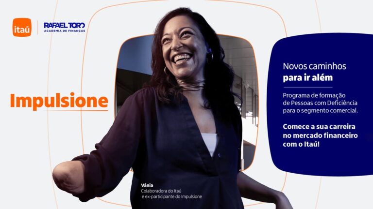 Mulher sorridente com braço amputado veste blusa preta e brincos grandes. Ao fundo, um ambiente corporativo. Texto promocional do programa Impulsione Formação Comercial do Itaú para pessoas com deficiência no mercado financeiro.