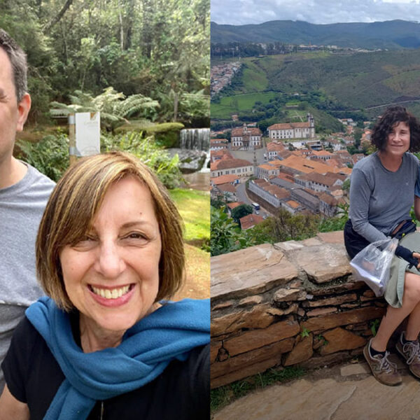 Duas fotos lado a lado mostram mães e filhos adultos com deficiência em momentos de passeio. À esquerda, um homem com deficiência sorri ao lado da mãe em um parque verde. À direita, outra mãe e seu filho sentam-se sobre um muro de pedra, com uma cidade histórica ao fundo.