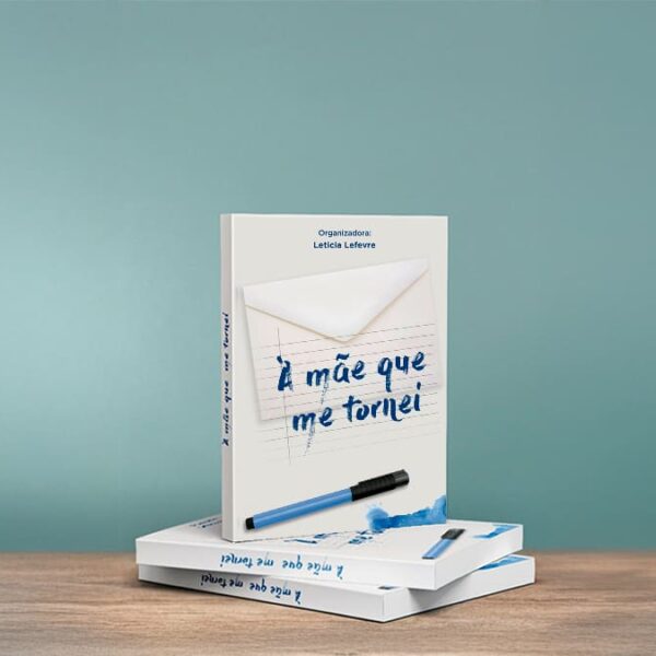 Livro "À Mãe Que Me Tornei" organizado por Leticia Lefevre, apoiado em uma pilha de exemplares idênticos sobre uma mesa de madeira, com um fundo verde suave.