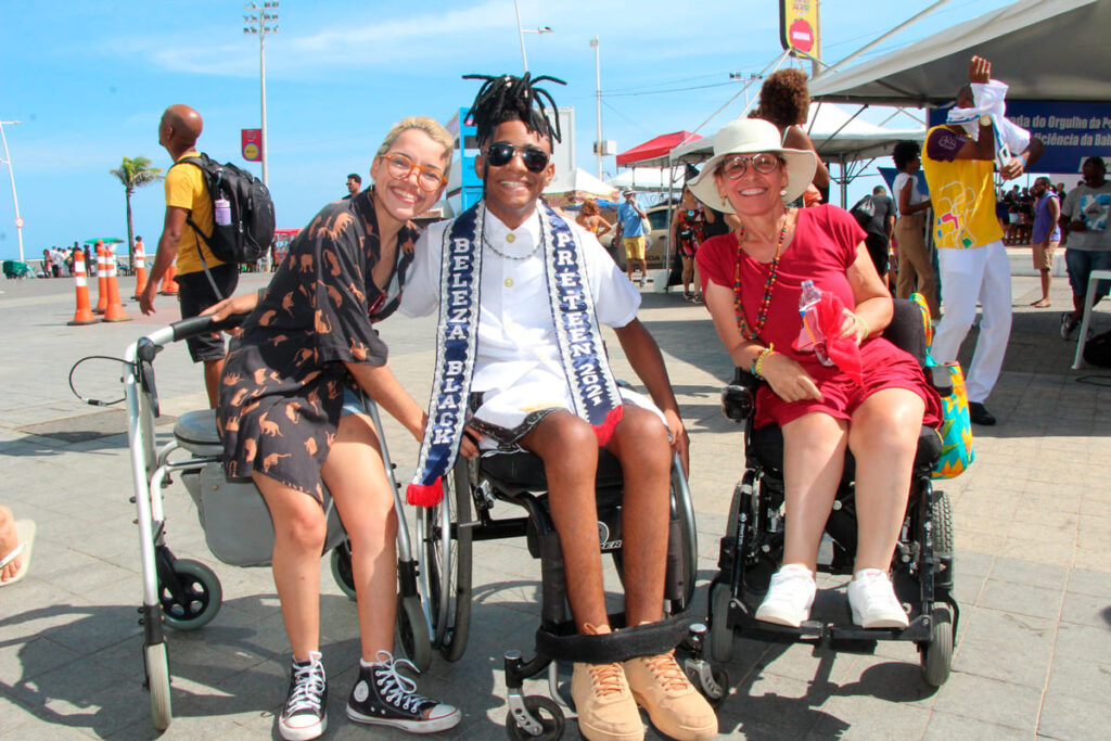 Pessoas com deficiência participam da 1ª Parada do Orgulho PCD de Salvador, em um evento inclusivo e diverso à beira-mar, no Farol da Barra.