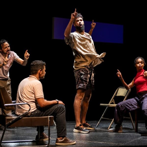 Elenco da peça "Língua" com quatro pessoas em cena interpretando história sobre a cultura surda - Cultura surda na MITsp 2025.