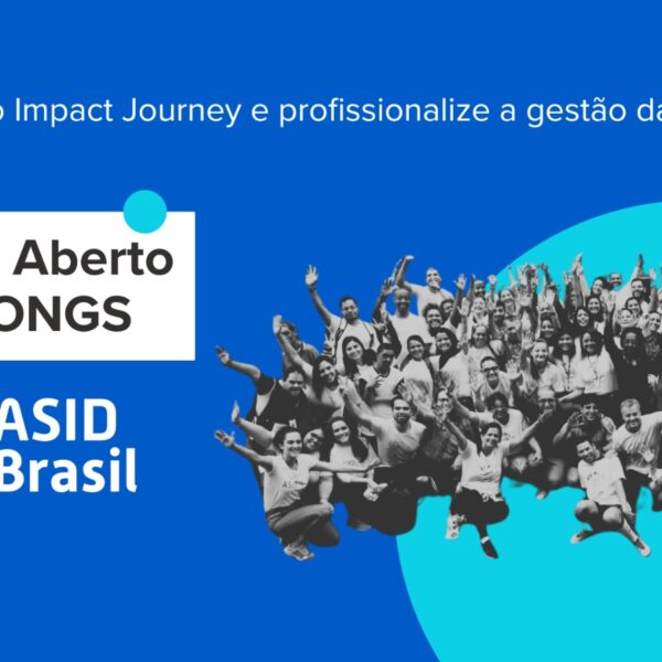 Banner da ASID Brasil com chamada para edital aberto para ONGs e o texto “Conheça o Impact Journey e profissionalize a gestão da sua ONG”. Foto em preto e branco de um grupo grande de pessoas sorrindo e acenando. (Créditos: Divulgação)