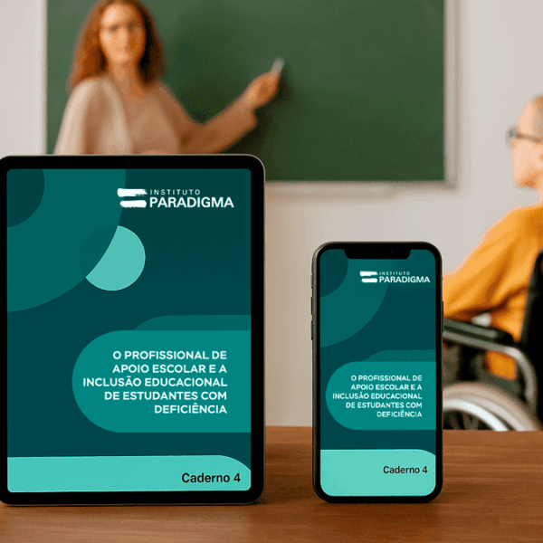 Sala de aula com estudantes, incluindo um aluno em cadeira de rodas, e materiais digitais do Instituto Paradigma sobre profissional de apoio escolar e inclusão educacional. (Imagem: Mockup/GPT)