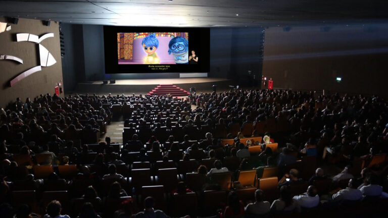 Público assiste ao filme "Divertida Mente" em sessão acessível com intérprete de Libras no Festival de Cinema Acessível Kids 2025. (Créditos: Divulgação)