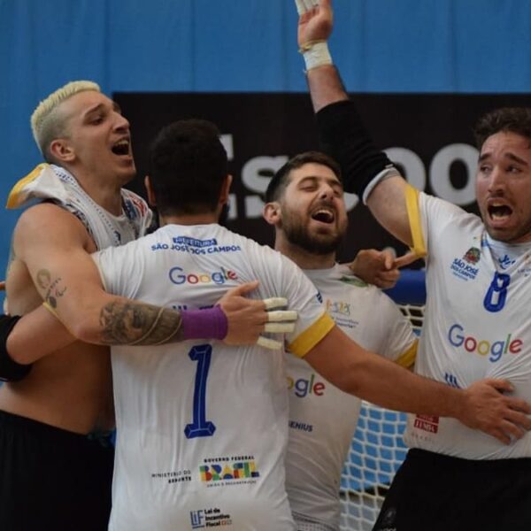 Equipe masculina de goalball do Brasil comemorando com abraços e expressões de euforia, usando uniformes com a marca Google e o nome da cidade São José dos Campos. (Créditos: Divulgação)