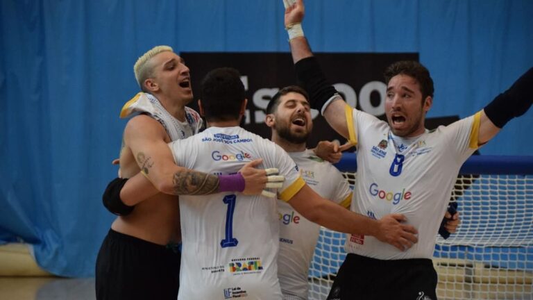 Equipe masculina de goalball do Brasil comemorando com abraços e expressões de euforia, usando uniformes com a marca Google e o nome da cidade São José dos Campos. (Créditos: Divulgação)