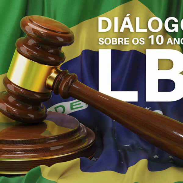 Martelo de juiz sobre a bandeira do Brasil com a frase “Diálogos sobre os 10 anos da LBI”, simbolizando debate jurídico e celebração da Lei Brasileira de Inclusão. (Créditos: Depositphotos)