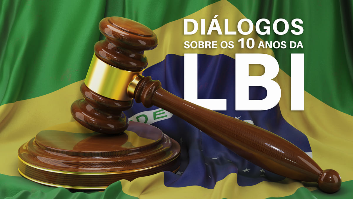 Martelo de juiz sobre a bandeira do Brasil com a frase “Diálogos sobre os 10 anos da LBI”, simbolizando debate jurídico e celebração da Lei Brasileira de Inclusão. (Créditos: Depositphotos)