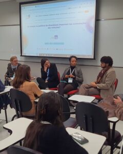 Jornalistas em roda de conversa durante painel sobre políticas DEI no Congresso da Abraji 2025.