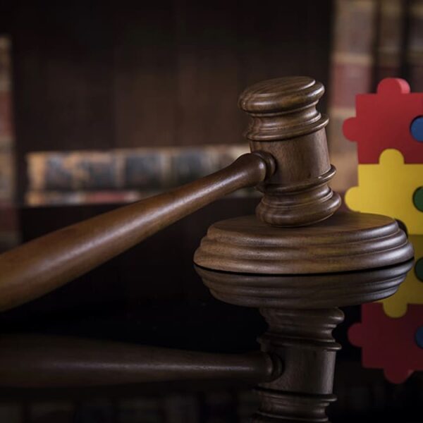 Martelo de juiz ao lado de peças coloridas de quebra-cabeça, simbolizando a relação entre neurodiversidade e justiça. (Créditos: Depositphotos)