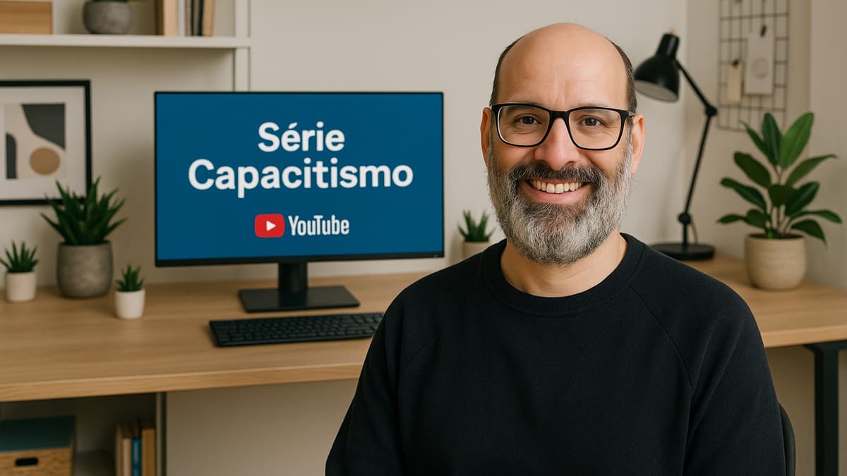 Avatar de Emílio Figueira criado por IA em escritório, ao lado de monitor que exibe o título “Série Capacitismo” e o logotipo do YouTube. (Créditos: Emílio Figueira)