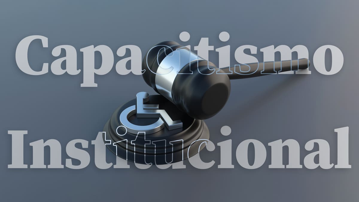 Martelo jurídico ao lado do símbolo de acessibilidade com texto capacitismo institucional. (Créditos: Depositphotos)