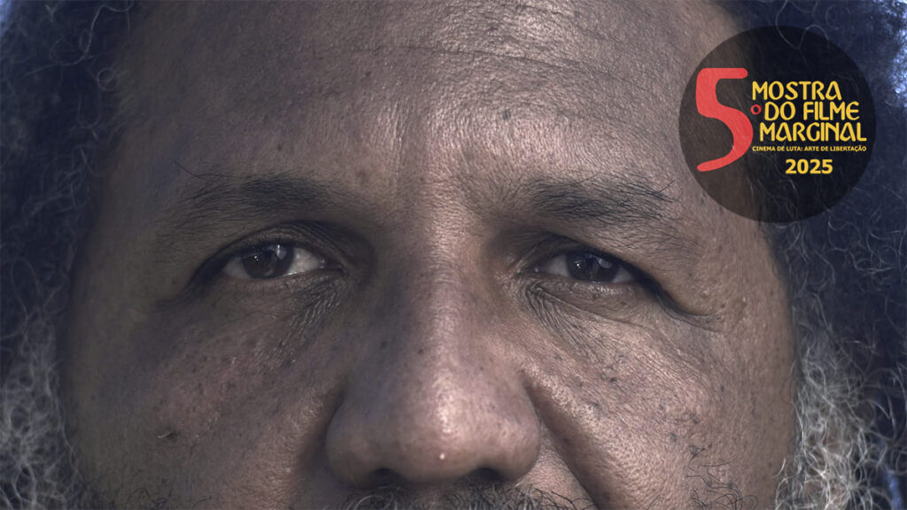 Close do rosto do músico e educador Irton Mário da Silva, do documentário 'O Som da Pele', na 5ª Mostra do Filme Marginal 2025. (Créditos: Camilo Soares)