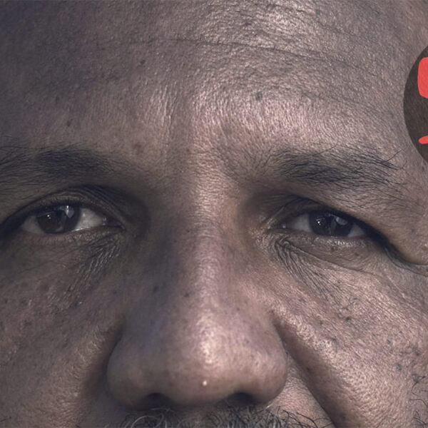 Close do rosto do músico e educador Irton Mário da Silva, do documentário 'O Som da Pele', na 5ª Mostra do Filme Marginal 2025. (Créditos: Camilo Soares)