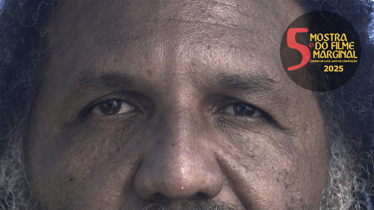 Close do rosto do músico e educador Irton Mário da Silva, do documentário 'O Som da Pele', na 5ª Mostra do Filme Marginal 2025. (Créditos: Camilo Soares)